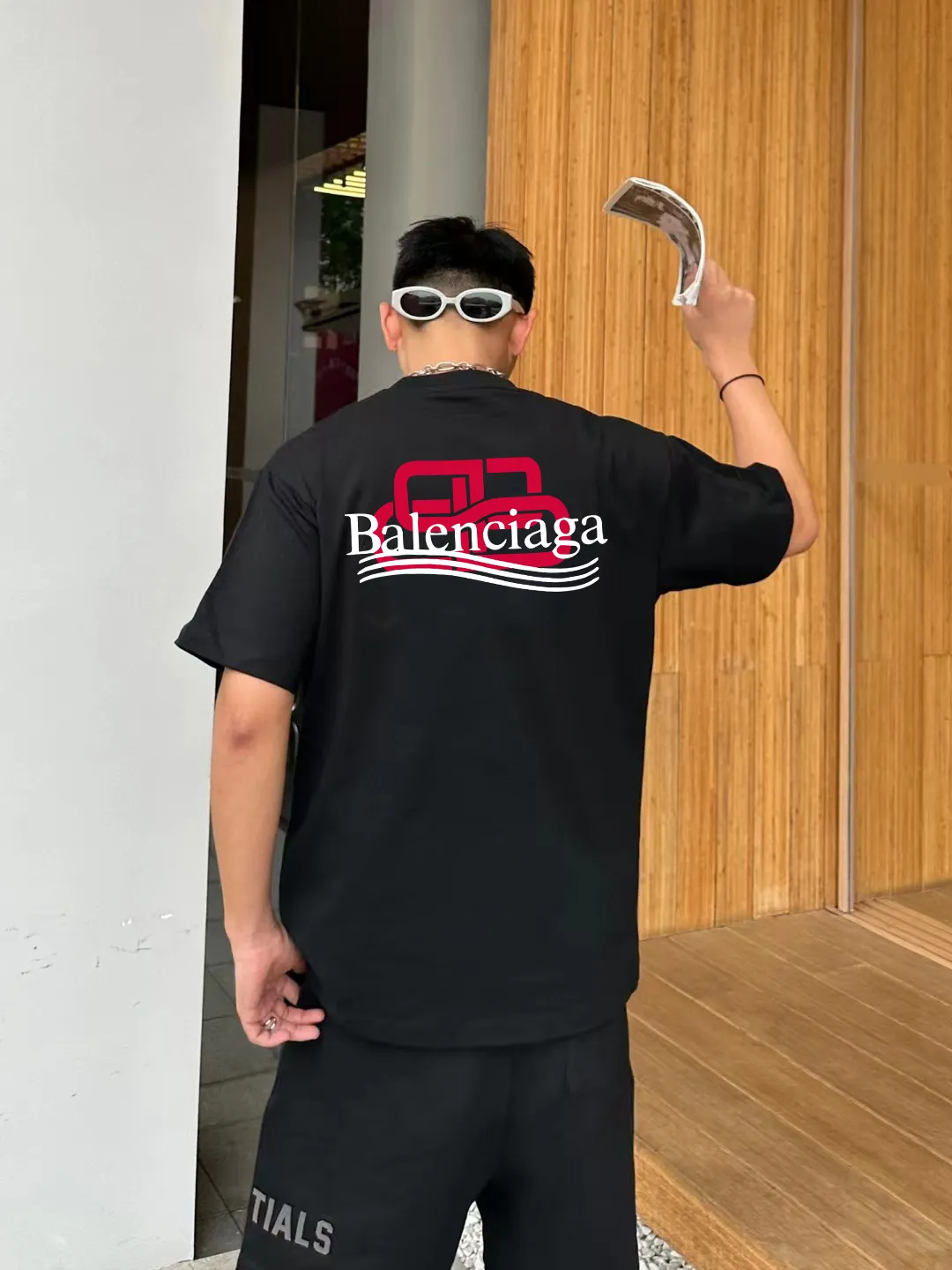 P80✨🔥 BALENCIAGA Paris lettering printed short-sleeved T-shirt. Custom-woven and dyed 300 grams of combed cotton heavyweight fabric. Zero color difference in threads. Perfect details. Different from the current currency version. Welcome to compare. Same Style for men and women. Must-sell in the picture above. Color: White Black Size: 1 2 3 4